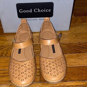 Good Choice Tan Women's Flats with Cut-Out Design